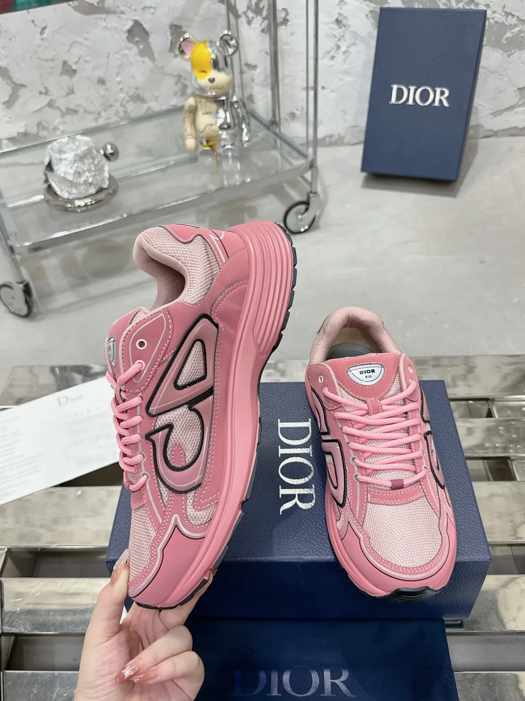 Men's men's shoes 💰600❤️❤️❤️High version Dior Dior's latest color matching B30 series reflective dad sneakers original 17380💰 purchased for development and production Brand new B30 sneakers Dad Shoes style shoes that follow the trend of the retro market The Dior logo on the tongue also indicates that this pair of shoes is the B30 model! B30 uses fine-textured leather and mesh cloth materials to form a shoe body. There are conspicuous letters CD on both sides of the shoe body to indicate identity. Many lines on the shoe body outline details to make the shoes look less monotonous and full of retro flavor. The delivery counter is exquisitely packaged🛍📦 ▪️Fabric: Original customized technical fabric + mesh ▪️Inner lining: Customized breathable lining ▪️Outsole: Original molded IP foam + TPU outsole ▪️Sole thickness: 3.5CM ▪️Size: Women’s size 35-40 / Men’s size 39-46